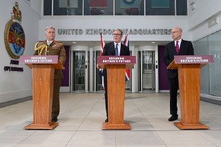 【英国移交查戈斯群岛主权】英国首相 Keir Starmer 宣布与毛里求斯政府达成查戈斯群岛归还协议，伦敦。5月22日，英国政府正式签署协议将查戈斯群岛主权归还给毛里求斯政府，但是以99年租期保留美国和英国在该群岛建立的联合军事基地，每年租金为1亿英镑。美国国务卿对英国与毛里求斯达成协议表示赞赏，称赞新协议保障了美英联合基地的继续运行。查戈斯群岛位于毛里求斯东北方向约750公里，被视为印度洋的重要战略岛屿。查戈斯群岛的回归标志着英国失去在印度洋的最后一块海外领地。 source