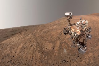 【毅力号拍摄火星尘卷风】NASA 公布一张「毅力号」（Perseverance）火星漫游车的自拍照，左侧远景恰巧记录下火星表面的一次「尘卷风」（dust devil）现象。尘卷风是火星上常见的气流现象之一，由火星地表局部升温产生的旋风将尘土卷到空中形成，主要发生在太阳光照强度较高的时段。这张照片拍摄于5月10日，「毅力号」火星车正在探索耶泽罗陨石坑边缘区域。「毅力号」迄今已在火星工作1512个火星日，行驶超过36公里。 source