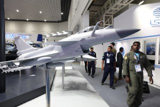 【歼-10 亮相东南亚武器展】中国歼-10CE战斗机模型亮相兰卡威国际海事与航空展（LIMA），马来西亚吉打州。5月20日，第17届兰卡威国际海事和航空展拉开帷幕，本届共有来自24个国家的860家展商参加，展览面积达1.6万平方米，预计将吸引35万名参观者。中国航空技术进出口公司本次展出的中国制武器包括歼-10CE战斗机、运-20运输机、FC-31战斗机、直-9ME直升机、翼龙-2无人机、L-15高级教练机等。歼-10CE战斗机是中国自主研制的全天候多用途第三代改进型战斗机「歼-10C」的出口版本，可搭载射