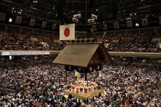 【日本夏季相扑锦标赛】东京两国国技馆举行夏季相扑锦标赛幕内力士入场仪式，日本。「幕内」指日本大相扑力士等级最高的五个级别，分别是横纲、大关、关胁、小结、前头，总人数固定为42人。日本每年举办6场大相扑锦标赛，每场比赛持续两周。本次夏季锦标赛于5月11日至25日在东京两国国技馆举行，共有612名相扑选手参赛，较1994年峰值下降-35%。 source