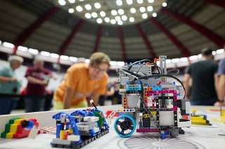 【国际奥林匹克机器人大赛】2025年国际奥林匹克机器人大赛（World Robot Olympiad）德国赛区决赛，选手们正在操纵机器人完成比赛任务，多特蒙德。6月28日，WRO 大赛德国区决赛在多特蒙德举行，本届共有130支队伍约450名学生参加，赛程设置「机器人任务」「机器人体育」「未来创新者」「未来工程师」4个大项，选手们需要通过机器人设计和编程解决火箭组装、火星车移动、卫星部署等任务挑战。2025年 WRO 全球总决赛将于11月26日至28日在新加坡举办。 source