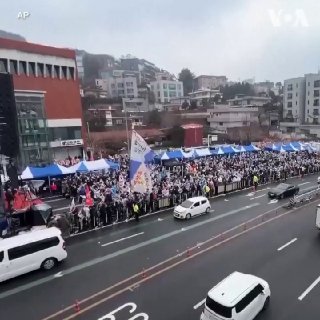 韩国总统尹锡悦的支持者和反对者1月6日在首尔市区分别举行大规模集会。此前，韩国高级公职人员犯罪调查处曾派人前往总统官邸，但未能逮捕尹锡悦。针对尹锡悦的逮捕令于1月6日过期。尹锡悦因去年年底宣布戒严而遭到弹劾。更多：https://voachinese.com/a/7924916.html