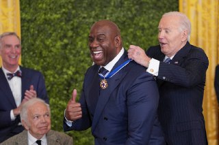 【拜登颁发总统自由勋章】美国总统 Joe Biden 向 NBA 退役篮球明星 Magic Johnson 颁发「总统自由勋章」，华盛顿白宫。1月4日，美国总统 Biden 主持任期内最后一次「总统自由勋章」颁奖仪式。「总统自由勋章」由美国前总统肯尼迪设立于1963年，是美国最高级别的平民荣誉，本年度共有19名获得者，包括美国前国务卿 Hillary Clinton、英国生物学家 Jane Goodall、美国版《VOGUE》杂志主编 Anna Wintour、爱尔兰U2乐队主唱 Bono 等。 sourc