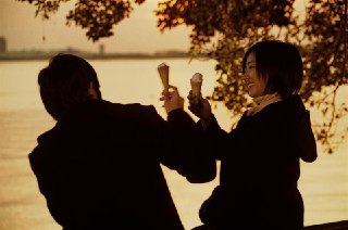 “冰淇淋干杯~” 2007年，周杰伦与桂纶镁，在《不能说的秘密》中。 source