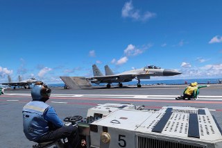 【中国双航母编队远海演练】一架「歼-15」舰载战斗机准备从山东舰甲板上起飞，西太平洋。6月30日，中国人民解放军海军公布辽宁舰、山东舰航母编队完成远海实战化训练后返回母港。两支航母编队在本次任务中转战黄海、东海、南海和西太平洋海域，主要展开多兵种实战对抗演练，研练科目包括侦察预警、防抗打击、对海突击、对空防御和舰载机跨昼夜战术飞行等。 source