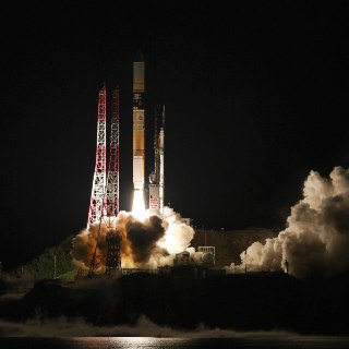 【日本 H2A 火箭退役】日本 H2A 火箭搭载一颗地球观测卫星发射升空，种子岛宇宙中心。6月29日，日本 H2A 火箭执行退役前最后一次发射任务，成功将日本环境省「GOSAT-GW」地球观测卫星送入太阳同步轨道。新卫星主要用于全球温室气体监测和水循环数据收集。H2A 运载火箭是日本宇航局和三菱重工联合研发的两级液体燃料火箭，2001年迄今共执行50次发射任务，成功率为98%。日本宇航局未来将采用新一代 H3 火箭作为主力运载火箭。 source