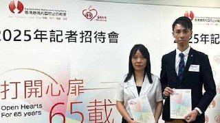 香港自杀率达15.1 廿年新高 高全球平均值近半随着经济情况转差，香港自杀率在过去八年一直上升，去年更达到15.1，即每十万人有15人自杀，不单远高于国际水平，更是自杀率高达17.2的2004年以来新高。当中更以中壮年男性的自杀率更高，达到27.46。负责研究的组织指出，中年男性受经济转差影响较大和不愿倾诉是中年男士自杀率显着上升有关，呼吁有需要者找人倾诉。