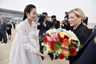 【俄文化部长访问朝鲜】俄罗斯文化部长 Olga Lyubimova 抵达平壤国际机场。6月28日，俄文化部长 Lyubimova 率文艺代表团应邀访问朝鲜，本次访问旨在庆祝《俄朝全面战略伙伴关系条约》签署1周年，双方就加强文化交流进行商讨并签署《2025-2027年文化协助计划书》。朝鲜最高领导人金正恩指出文艺领域交流对加强两国民心基础、巩固人民之间友谊、促进互相理解起到重大作用，期待两国继续扩大文化艺术领域交流合作。 source